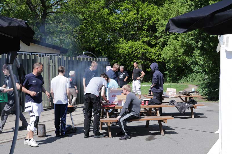 Der grilles pølser til ældrefestivalen i Vordingborg.