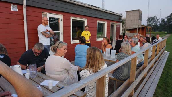 Jesper Valsted og Morten Larsen (i gul trøje) ved mødet i Præstø.