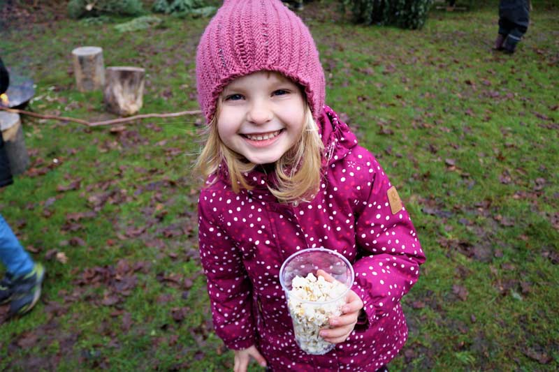 Johanne Marie Sørensen 5 år prøvede for første gang at lave popcorn over bål.
