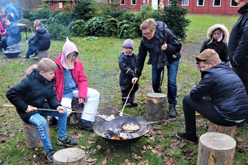 Der hygges om bålet.