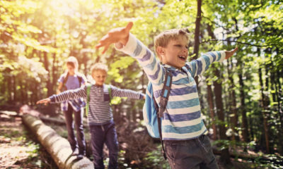 Bech-Fonden-børnd-på-træ-leger-pressefoto