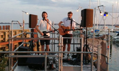 Musik-på-Bogø-Havn-arrangeret-af-bageren-a