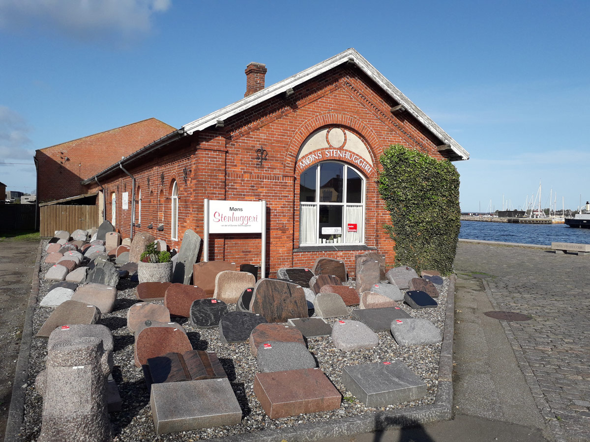 Dette er den nuværende udstilling på havnen i Stege. Præstø-Stenhuggeri-sten udstilling i Stege --x