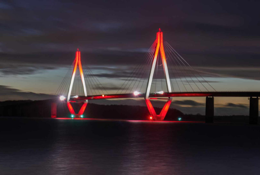 Farøbroen oplyst i rødt og hvidt