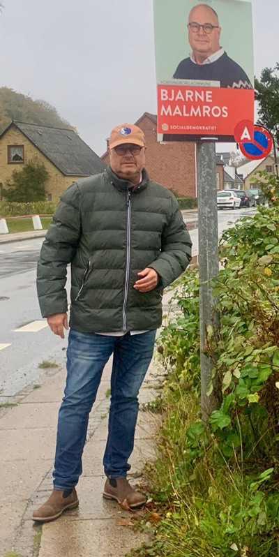 Bjarne Malmrod, sosialdemokrat, har lige hænt en valgplakat op i Nyråd Bjarne Malmros sætter valgplakat op i Nyråd