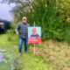 Bjarne Malmros sætter valgplakat op i Præstø
