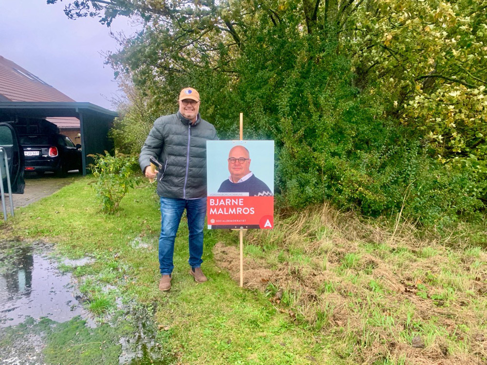 Bjarne Malmros sætter valgplakat op i Præstø